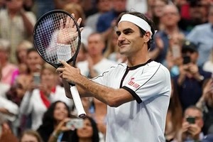 Federer mặc trang phục thi đấu của Uniqlo với hợp đồng quảng cáo trị giá khoảng 300 triệu USD trong 10 năm. Ảnh: AFP.