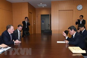 Bộ trưởng Tài chính Nhật Bản Toshimitsu Motegi (phải) trong cuộc đàm phán thương mại với Đại diện thương mại Mỹ Robert Lighthizer ở Tokyo (Nhật Bản). (Ảnh: AFP/TTXVN).