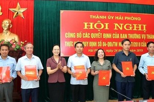 Phó Bí thư Thường trực Thành ủy Hải Phòng trao quyết định cho các Ban, Văn phòng Thành ủy.