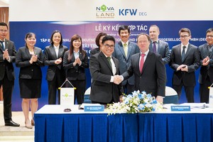 Ông Bùi Xuân Huy – Tổng Giám đốc Novaland ký kết với đại diện DEG tại sự kiện. (Ảnh:Novaland).