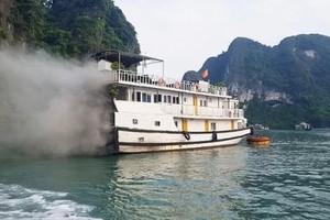 Ngọn lửa xuất phát từ phía đuôi tàu Yến Ngọc. Ảnh: UBND Quảng Ninh.