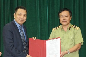 Thứ trưởng Đặng Hoàng An trao quyết định và chúc mừng đồng chí Hoàng Ánh Dương.