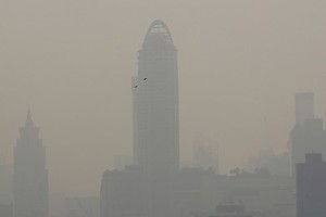 Bangkok ô nhiễm không khí nghiêm trọng hồi tháng 2 năm nay khiến người dân bị ho ra máu (Ảnh: EPA).