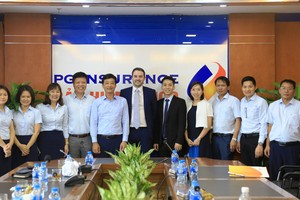 PJICO chụp ảnh lưu niệm cùng các chuyên gia phân tích A.M.Best.