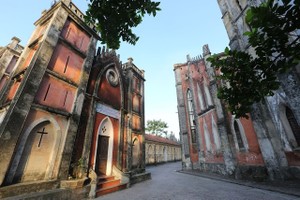 Chiêm ngưỡng vương cung thánh đường đẹp không kém trời Tây ở Việt Nam