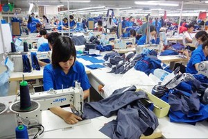 Tổng Liên đoàn Lao động Việt Nam đề xuất giảm thời giờ làm việc bình thường của người lao động từ “48 giờ trong một tuần” xuống “44 giờ trong một tuần”.