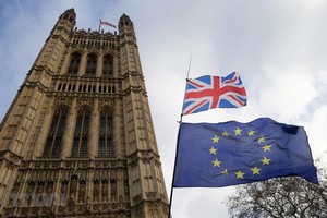Ảnh tư liệu: Quốc kỳ Anh (phía trên) và cờ Liên minh châu Âu (phía dưới) bên ngoài tòa nhà Quốc hội Anh ở London. (Nguồn: THX/TTXVN).