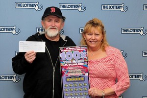 Hai vợ chồng 3 lần liên tục trúng xổ số độc đắc 1 triệu USD.