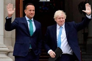 Thủ tướng Anh Boris Johnson (phải) và người đồng cấp Ireland Leo Varadkar. (Nguồn: Independent).