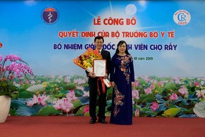 Bộ trưởng Bộ Y tế Nguyễn Thị Kim Tiến trao Quyết định bổ nhiệm bác sĩ Nguyễn Tri Thức giữ chức Giám đốc Bệnh viện Chợ Rẫy - Ảnh: VGP/Lê Anh.