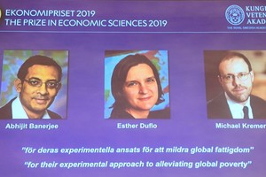 3 chủ nhân của giải thưởng Nobel Kinh tế 2019 .