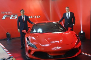 Ông Richard Kim ( trái) tổng giám đốc Supreme Auto và ông Dieter Knechtel, giám đốc điều hành Ferrari khu vực Viễn Đông và Trung Đông giới thiệu Ferrari F8 Tributo.