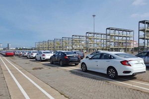 Mùa xe cuối năm, xe ngoại nhập đang có mức tiêu thụ tăng mạnh, trong khi đó xe lắp ráp trong nước lâm vào thế khó khăn.