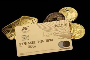 Thẻ tín dụng làm bằng vàng 18K của Sở đúc tiền Hoàng gia Anh. Ảnh: The Royal Mint.