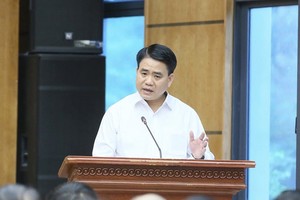 Chủ tịch UBND Hà Nội Nguyễn Đức Chung mong muốn cử tri ủng hộ việc dần thu hồi xe máy, ôtô hết hạn để giảm ô nhiễm môi trường. Ảnh: Ngọc Thắng.