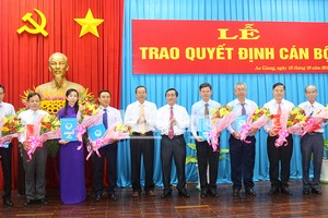 Phó Chủ tịch UBND tỉnh Anh Giang Lê Văn Nưng (thứ 5 bên trái) trao quyết định và tặng hoa cho các cán bộ được điều động, bổ nhiệm.