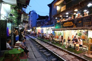 Du khách chụp ảnh đoàn tàu trước khi khu vực xóm cà phê bị ngừng hoạt động.