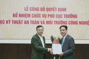 Thứ trưởng Hoàng Quốc Vượng trao quyết định và chúc mừng đồng chí Trần Anh Tấn.