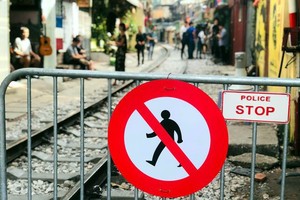 Xóm cà phê đường tàu bị đóng cửa từ 10/10.