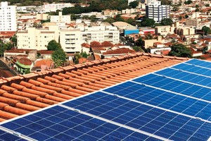 Một hệ thống điện mặt trời do Viet Capital Bank hỗ trợ vốn đang được lắp đặt trên mái nhà.