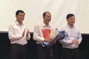 Ông Nguyễn Văn Hải (giữa) nhận quyết định tham gia Ban Chấp hành Đảng bộ tỉnh Bà Rịa - Vũng Tàu.