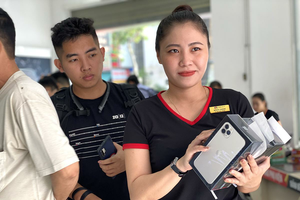 Những chiếc iPhone 11 series đầu tiên đến tay khách hàng.