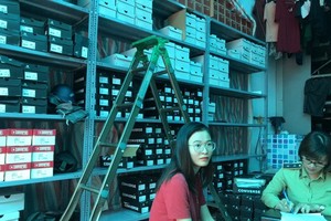 Đoàn liên ngành kiểm tra hàng hóa tại ngách 9B ngõ 35/76 An Dương, phường Tứ Liên, quận Tây Hồ, thành phố Hà Nội. (Nguồn: Cục Quản lý thị trường Hà Nội).