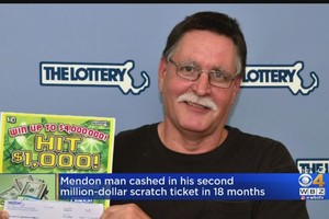 Ông Rolf Rhodes, cùng với giải thưởng độc đắc lần thứ hai trị giá 1 triệu USD.