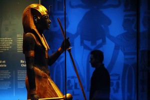 Gần 100 năm kể từ khi lăng mộ của vị pharaoh trẻ tuổi trị vì vương triều Ai Cập được khai quật, bí ẩn về cái chết của vua Tutankhamun sắp được giải mã. Ảnh: AP