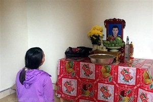 Gia đình ông Nguyễn Đình Sắt (xã Đô Thành, huyện Yên Thành, Nghệ An) đã lập vội bàn thờ vọng cho con trai mình là Nguyễn Đình Tứ. (Ảnh: Tá Chuyên/TTXVN).