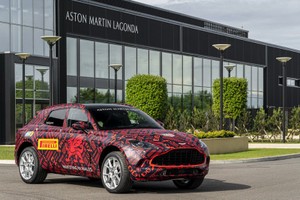 Aston Martin DBX.