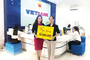 Khách hàng trúng 50 triệu đồng ngày đầu “Mùa yêu thương” tại Vietbank