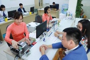 Ngân hàng dồn dập hạ lãi suất