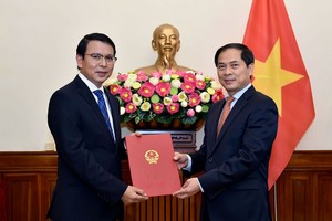 Thứ trưởng Bùi Thanh Sơn trao quyết định cho đồng chí Nguyễn Văn Trung.