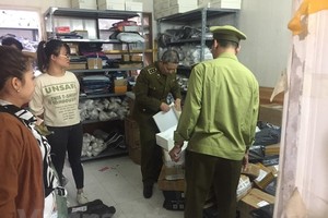 Đội Quản lý thị trường số 1 kiểm tra hàng hóa tại địa chỉ số 105 ngõ 773 đường Giải Phóng. (Ảnh: PV/Vietnam+)