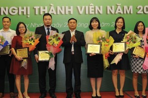 Chủ tịch VSD Nguyễn Sơn vinh danh 10 thành viên tiêu biểu trong hoạt động thanh toán giao dịch chứng khoán cơ sở năm 2019.