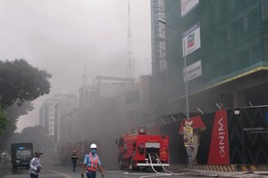 Khói mù mịt trên đường Nguyễn Bỉnh Khiêm.