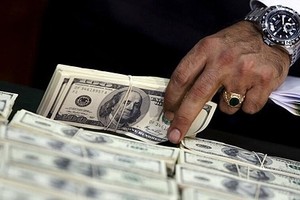 Ít cơ hội đầu tư hấp dẫn khiến lượng lớn tiền mặt của các gia đình siêu giàu đang nhàn rỗi. Ảnh minh hoạ: Reuters.