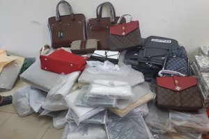 Lô hàng túi xách, ví da được gắn các nhãn hiệu thời trang nổi tiếng.