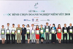 Lãnh đạo Ủy ban Chứng khoán Nhà nước, HOSE và Dragon Capital vinh danh các doanh nghiệp niêm yết trong Lễ trao giải 2018.