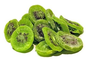 Mứt kiwi xanh Trung Quốc được nhập nhiều trước Tết. Ảnh: NH.