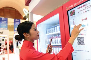 Dịch vụ ngân hàng số đang phát triển mạnh, tạo thuận lợi cho người tiêu dùng. Ảnh: Đức Thanh.