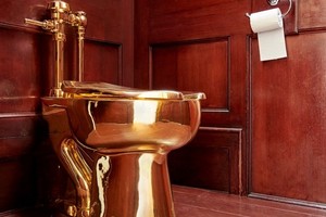 Toilet được trưng bày ở Cung điện Blenheim trước khi biến mất ngày 14/9. Ảnh: PA.
