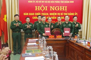 Thiếu tướng Đỗ Danh Vượng chứng kiến lễ ký các biên bản bàn giao.