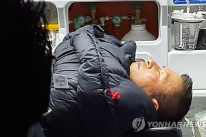 Ông Hwang được đưa tới bệnh viện (Ảnh: Yonhap News).