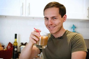 Graham tự pha cà phê để tiết kiệm tiền. Ảnh: CNBC.