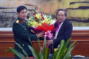 Bí thư Tỉnh ủy Quảng Bình Hoàng Đăng Quang trao quyết định và chúc mừng Đại tá Lê Văn Vỹ.