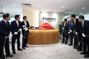 Ông Kwon Hee Baek, CEO của Hanwha Investment & Securities cùng các CEO của các công ty thành viên Tập đoàn Hanwha tại Việt Nam (ông Baek Jong Guk, CEO Hanwha Life Việt Nam; ông Cheon Du Hwan, CEO Hanwha Techwin Việt Nam; ông Kim Gyeong Won, CEO Hanwha Aerospace Việt Nam…) đã đến tham dự và chúc mừng cho sự khởi đầu mới của Pinetree Securities.