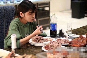 Ở thành phố Nam Kinh, hàng chục nhà hàng buffet bắt buộc phải từ chối phục vụ Nan vì sợ lỗ. Ảnh: China News.