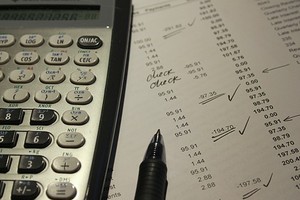 Nhìn lại các khoản chi để biết tiền đã đi về đâu. Ảnh: Pixabay.